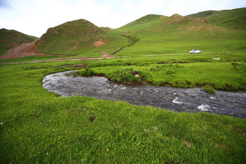 草原河流