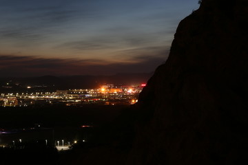 大山后的城市夜景