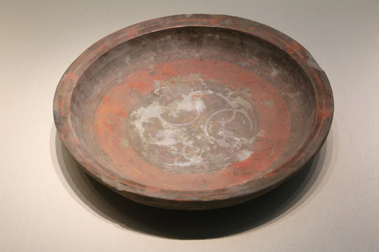 西汉红陶彩绘陶盆