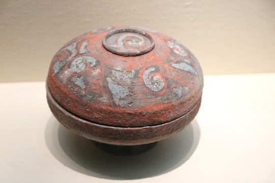 西汉时期彩绘陶盒