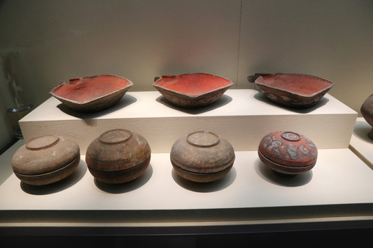 西汉时期的彩绘陶盒
