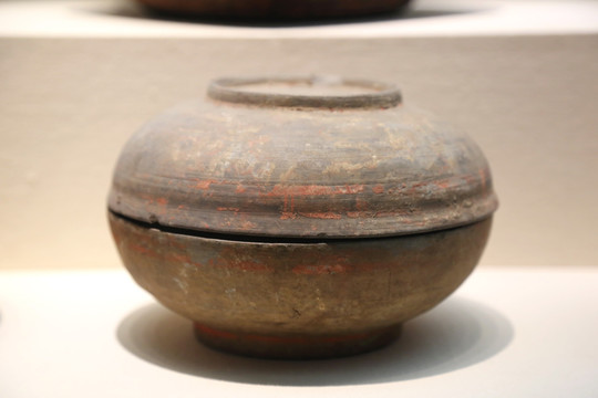 西汉时期红陶彩绘陶盒