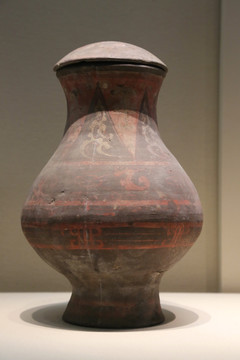 西汉时期的彩绘花卉纹陶壶