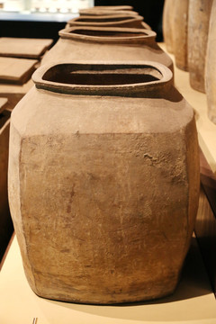 西汉时期的陶瓮酒坛
