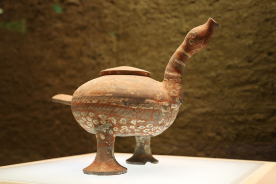 战国时期的凫鸟形彩绘陶尊