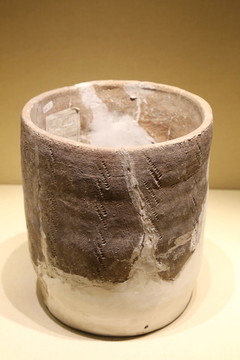磁磁山遗址出土的陶盂