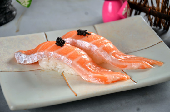 黑松露三文鱼腩寿司