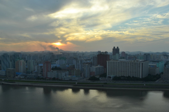 黄昏的朝鲜平壤城市风光
