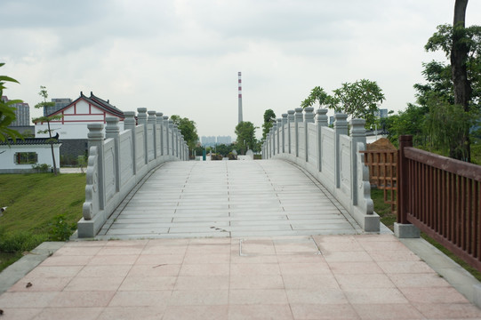 中间的拱桥
