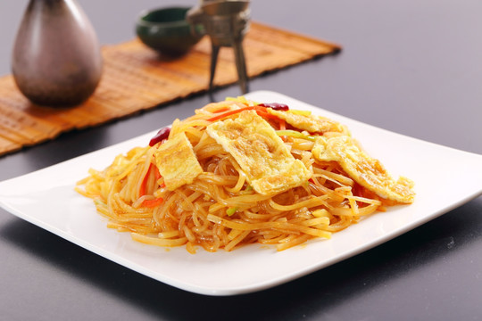 土豆丝粉条炒鸡蛋