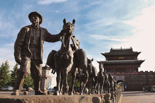 腾冲县文星楼前的马帮雕塑