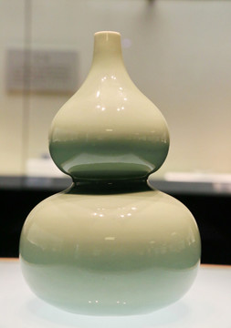 清代的冬青釉葫芦瓶
