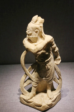 唐代戴花冠力士像