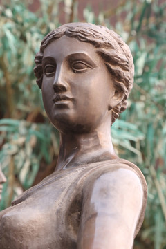 铜雕短发欧洲少女