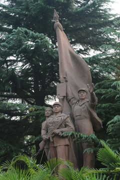 红旗下的工农兵阔步前进雕像