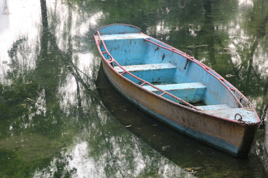 水中的铁皮小船