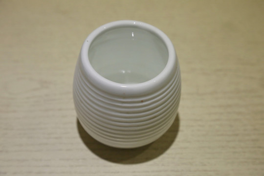 环纹白瓷杯子