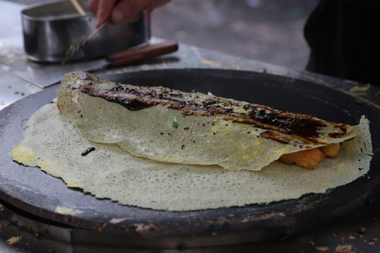 制作煎饼果子涮酱