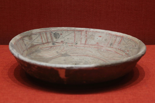 东汉时期彩绘陶盘
