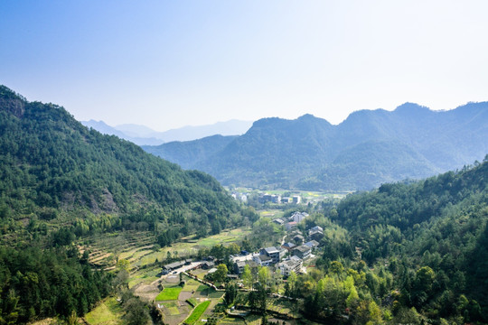 崖下库风景区俯瞰山村