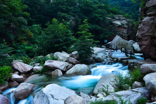 山谷溪流