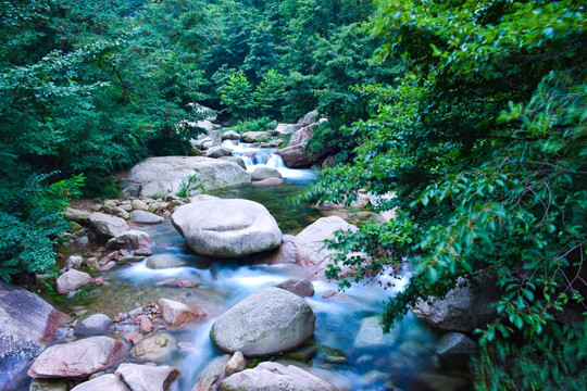 山谷流水图片