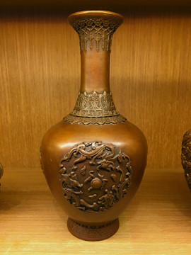 花瓶铜像
