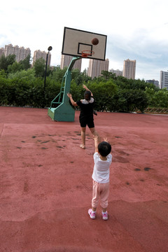 妈妈和宝宝玩篮球