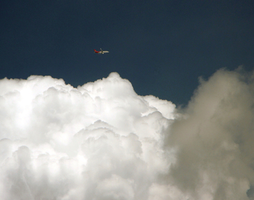 飞过云端的飞机