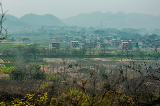 雾色山村