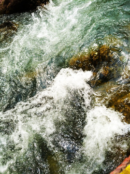 泉水 溪流 水 湍急的泉水