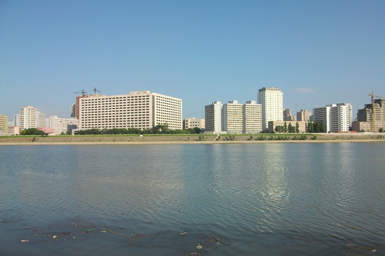 朝鲜平壤大同江边建筑