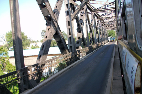 新义州往丹东火车在鸭绿江大桥上