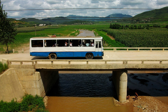 朝鲜乡村的公共汽车