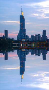 南京玄武湖紫峰大厦夜景