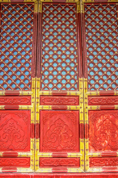 中式古建筑雕花彩绘木门