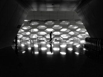 机场候机楼建筑结构人物黑白剪影