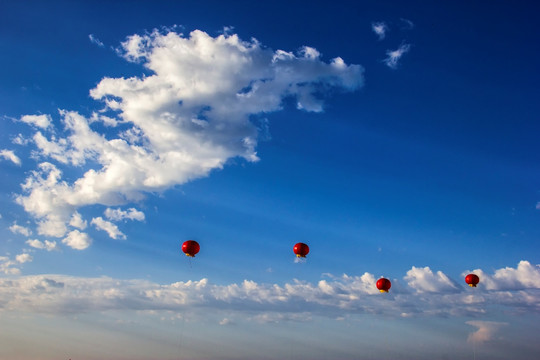 蓝天白云 气球 氢气球
