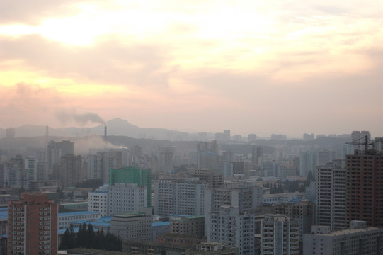 黄昏的朝鲜平壤城市天际线