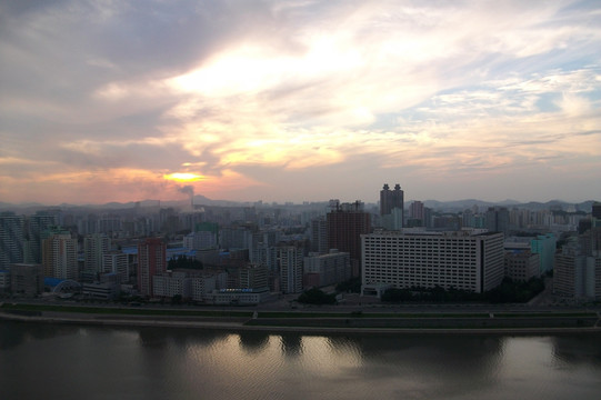 黄昏的朝鲜平壤城市天际线