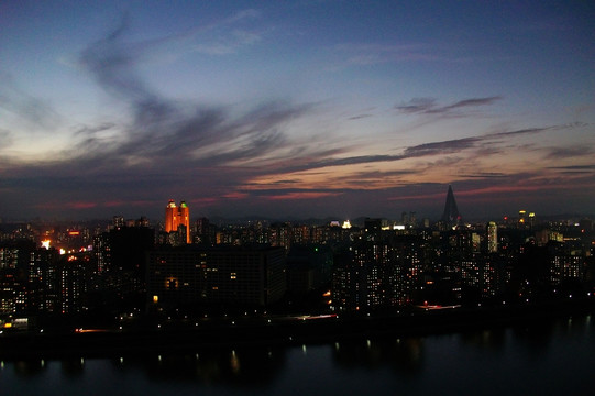 傍晚的朝鲜平壤城市天际线
