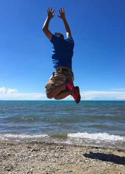 青海湖跳跃的少年