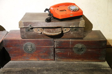 老物件件木箱和电话机