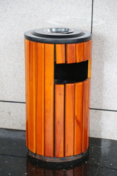木制垃圾桶