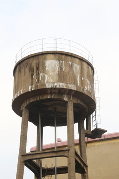 老式水泥水水塔