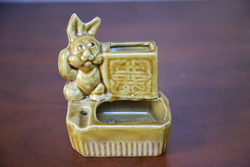 兔子瓷雕烟灰缸