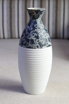 蓝花图案细颈瓷瓶