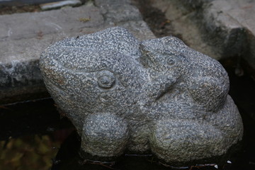 青蛙母母子子石雕像