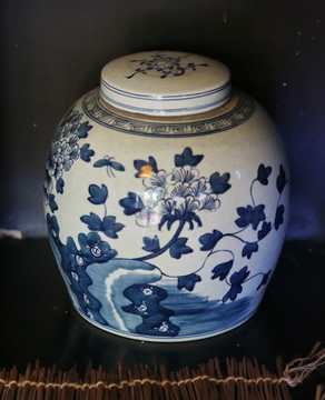 青花花卉带盖瓷缸