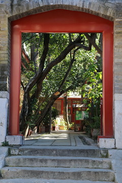 方门后的寺院